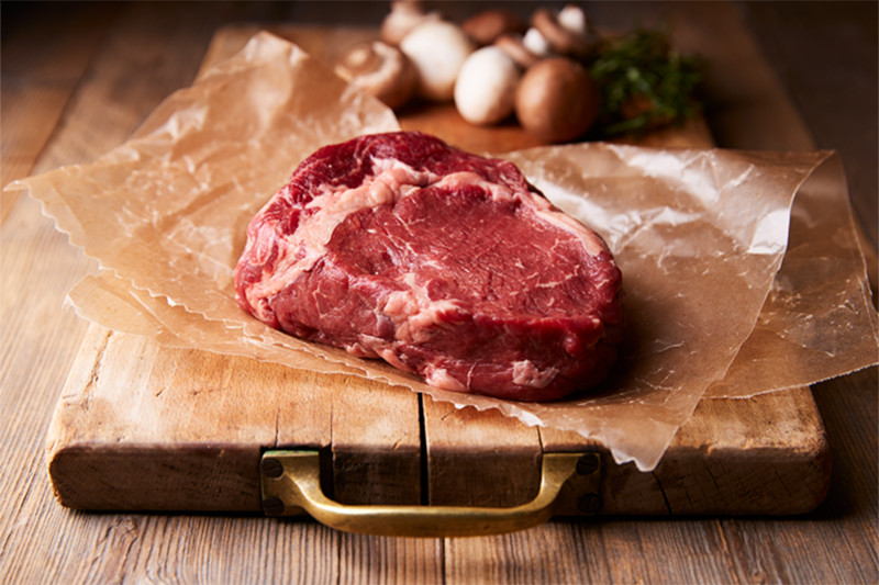 牧草で飼育された赤身牛肉